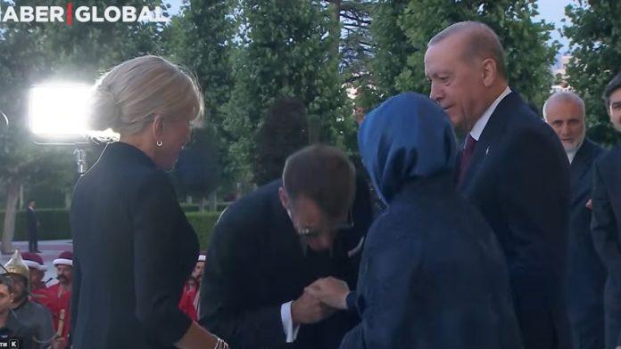 (video)-makron-pokusao-da-poljubi-ruku-erdoganovoj-supruzi,-ona-odbila:-svet-bruji-o-skandalu-na-samitu-nato-u-ankari