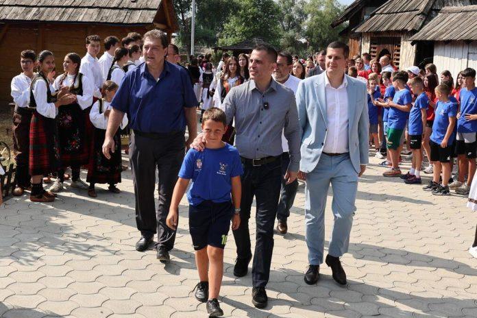 ministar-milicevic-otvorio-kulturno-obrazovni-kamp-u-etno-selu-moravski-konaci:-poveznica-tradicije,-igre-i-ucenja-za-decu-iz-dijaspore
