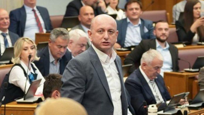 “ja-jos-ne-znam-da-je-nekome-majka-mogla-da-izvadi-drzavljanstvo…”-knezevic-raskrinkao-spajiceve-pokusaje-obmane-javnosti-(video)