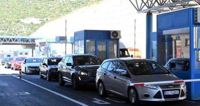 “gadaju-ti-auto-usred-voznje,-a-onda-te-jure”-opasni-prevaranti-u-bmw-i-“golfu”-haraju-na-putevima-u-komsiluku,-a-kad-te-zaustave-sledi-sok