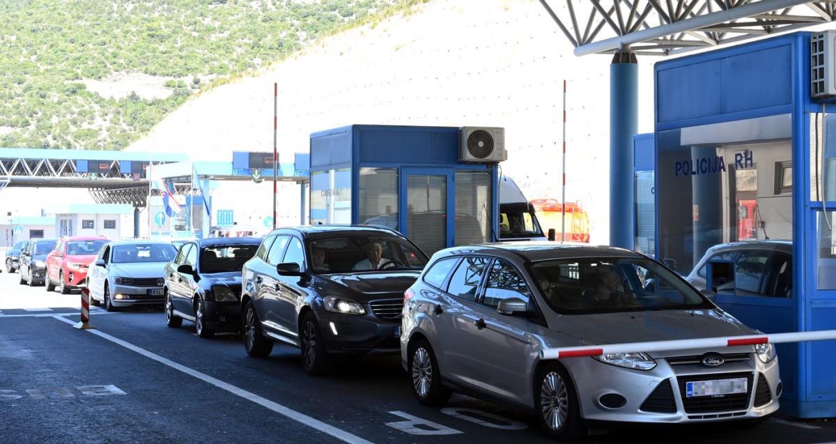 “gadaju-ti-auto-usred-voznje,-a-onda-te-jure”-opasni-prevaranti-u-bmw-i-“golfu”-haraju-na-putevima-u-komsiluku,-a-kad-te-zaustave-sledi-sok “gadaju-ti-auto-usred-voznje,-a-onda-te-jure”-opasni-prevaranti-u-bmw-i-“golfu”-haraju-na-putevima-u-komsiluku,-a-kad-te-zaustave-sledi-sok