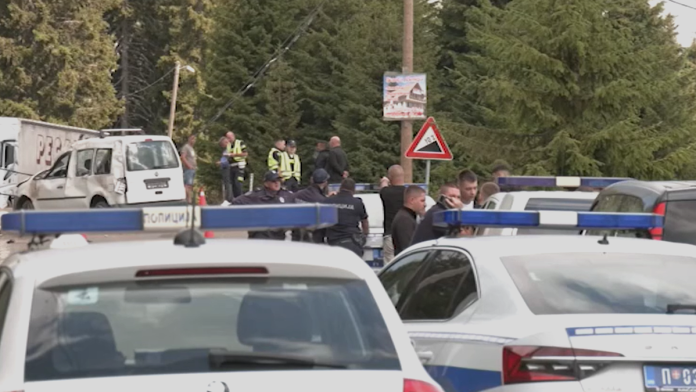 decak-(15)-ispao-iz-vozila-i-poginuo!-poznat-uzrok-nesrece-na-goliji:-automobil-sleteo-sa-puta-i-udario-u-banderu,-tri-osobe-povredene