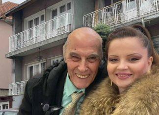 IZ OVE KUĆE JE POBEGLA MALA CANA! Tvrdi da je ona insistirala da je pokojni Andrija Bajić prepiše ćerkama: Napadale su me! (VIDEO) iz-ove-kuce-je-pobegla-mala-cana!-tvrdi-da-je-ona-insistirala-da-je-pokojni-andrija-bajic-prepise-cerkama:-napadale-su-me!-(video)