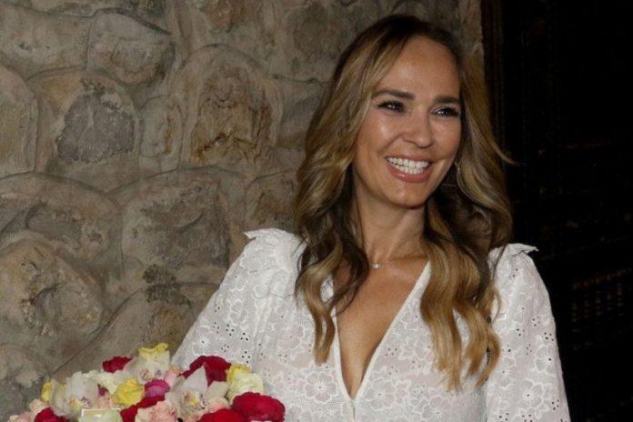 marijana-mateus-zablistala-na-vimbldonu:-plavo-bela-haljina-kao-stvorena-za-london,-ali-preskupa-torba-dominira-(foto)