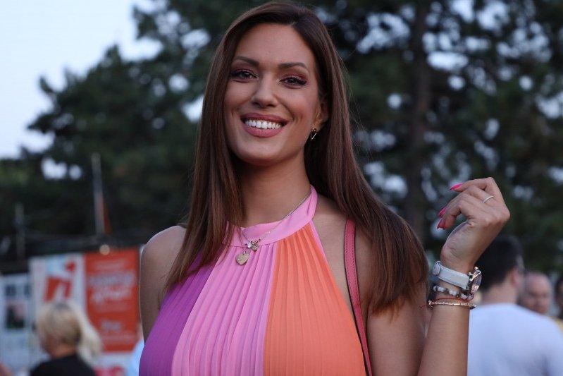 nina-radulovic-pokazala-savrsen-letnji-stajling:-laneni-komplet-i-luksuzni-detalj-ukrali-svu-paznju-(foto) nina-radulovic-pokazala-savrsen-letnji-stajling:-laneni-komplet-i-luksuzni-detalj-ukrali-svu-paznju-(foto)
