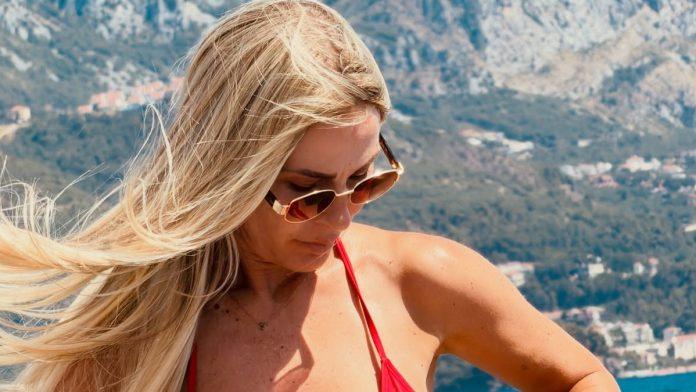 pevacica-u-48.-godini-izgleda-kao-top-model!-suskalo-se-da-se-razvodi-posle-20-godina-braka,-a-sad-obukla-ferari-crveni-bikini-i-cela-plaza-se-okrece-za-njom