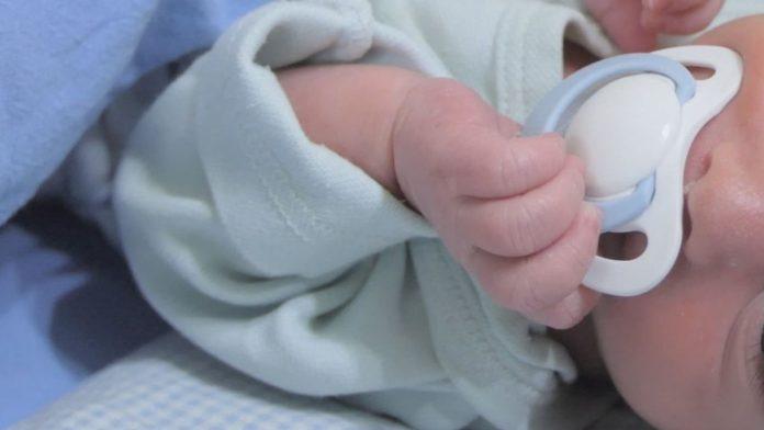 hitno-se-povlaci-nosiljka-za-bebe-zbog-rizika-od-povreda!-ovo-su-detalji-opoziva