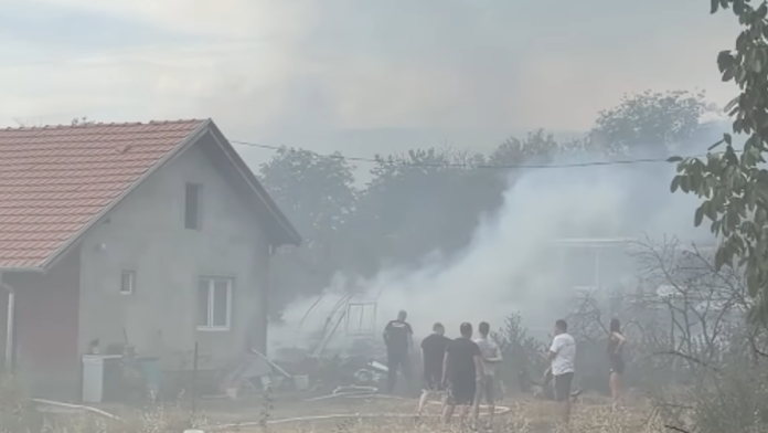 zbog-jakog-vetra-vatra-zahvatila-i-kucu-veliki-pozar-u-nisu,-vatrogasci-se-bore-sa-stihijom-(video)