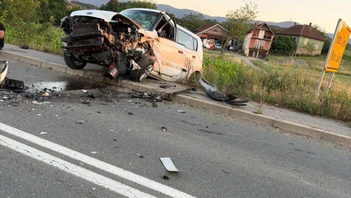 (foto)-automobili-sleteli-s-puta,-u-potpunosti-smrskani-stravican-sudar-kod-vrnjacke-banje:-vise-osoba-povredeno
