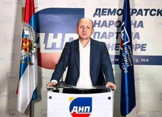 ZETA UKRAŠENA TROBOJKAMA! Knežević ispunio obećanje: Neka dođu Ibrahimović i Krivokapić da ih skinu (VIDEO) zeta-ukrasena-trobojkama!-knezevic-ispunio-obecanje:-neka-dodu-ibrahimovic-i-krivokapic-da-ih-skinu-(video)