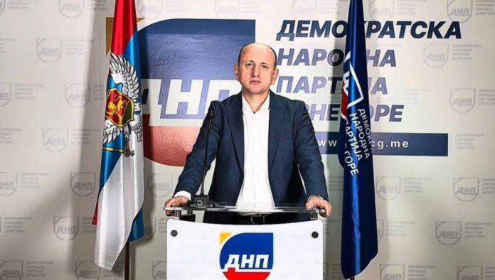zeta-ukrasena-trobojkama!-knezevic-ispunio-obecanje:-neka-dodu-ibrahimovic-i-krivokapic-da-ih-skinu-(video)