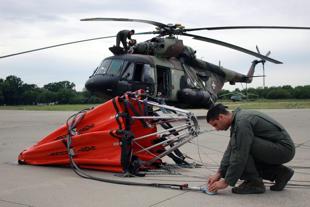 vojska-srbije-uvezbava-gasenje-pozara-iz-helikoptera:-piloti-mi-17-i-h-145-na-obuci-za-vanredne-situacije-(foto) vojska-srbije-uvezbava-gasenje-pozara-iz-helikoptera:-piloti-mi-17-i-h-145-na-obuci-za-vanredne-situacije-(foto)