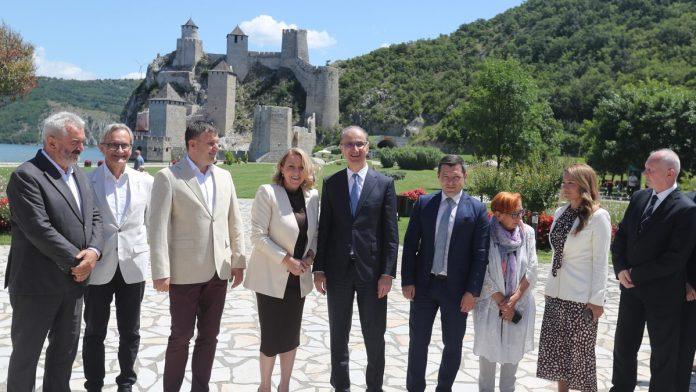 srbija-otvara-vrata-svetu:-na-expo-2027-stize-“srpska-kuca”:-potpisan-istorijski-ugovor-u-golupcu-(foto)