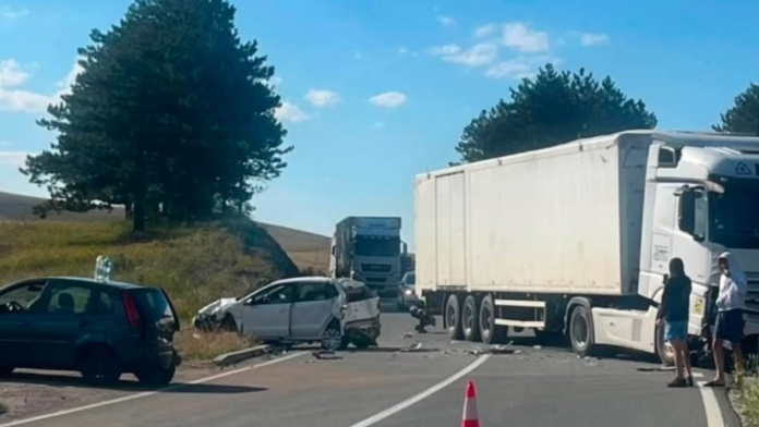 potpuni-kolaps-na-putu-za-zlatibor!-tezak-karambol-kamiona-i-dva-vozila-kod-ljubisa:-vozaci-zarobljeni-u-nepreglednim-kolonama-(foto)