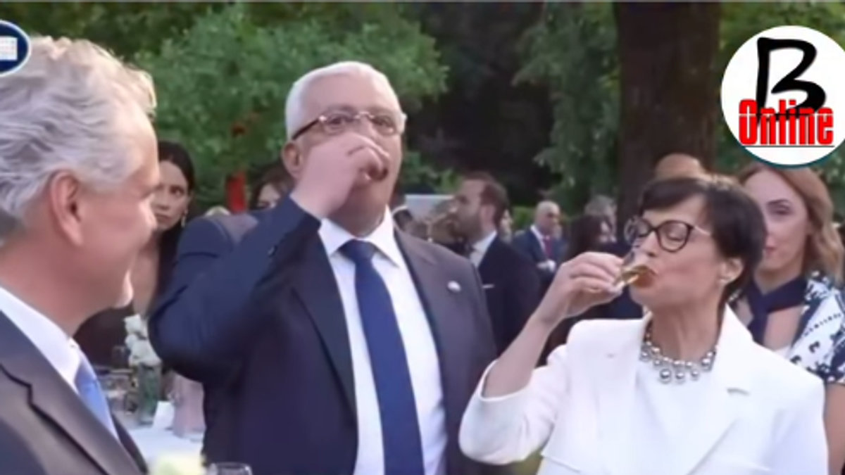 marta-kos-i-andrija-mandic-“natezali”-rakiju-predsednik-parlamenta-veseo-nakon-sto-su-izglasane-ustavne-promene-bez-srpskog-jezika-kao-sluzbenog-(video) marta-kos-i-andrija-mandic-“natezali”-rakiju-predsednik-parlamenta-veseo-nakon-sto-su-izglasane-ustavne-promene-bez-srpskog-jezika-kao-sluzbenog-(video)