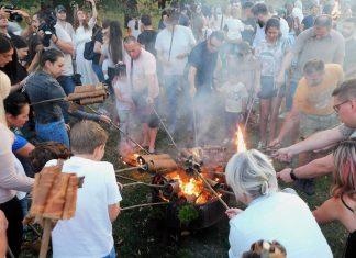 “BEBI” LILE ZA NAJMLAĐE, VELIKE ZA TRADICIJU! Loznica se sprema za Petrovdansko veče, evo šta simbolizuje običaj star vekovima (FOTO) “bebi”-lile-za-najmlade,-velike-za-tradiciju!-loznica-se-sprema-za-petrovdansko-vece,-evo-sta-simbolizuje-obicaj-star-vekovima-(foto)