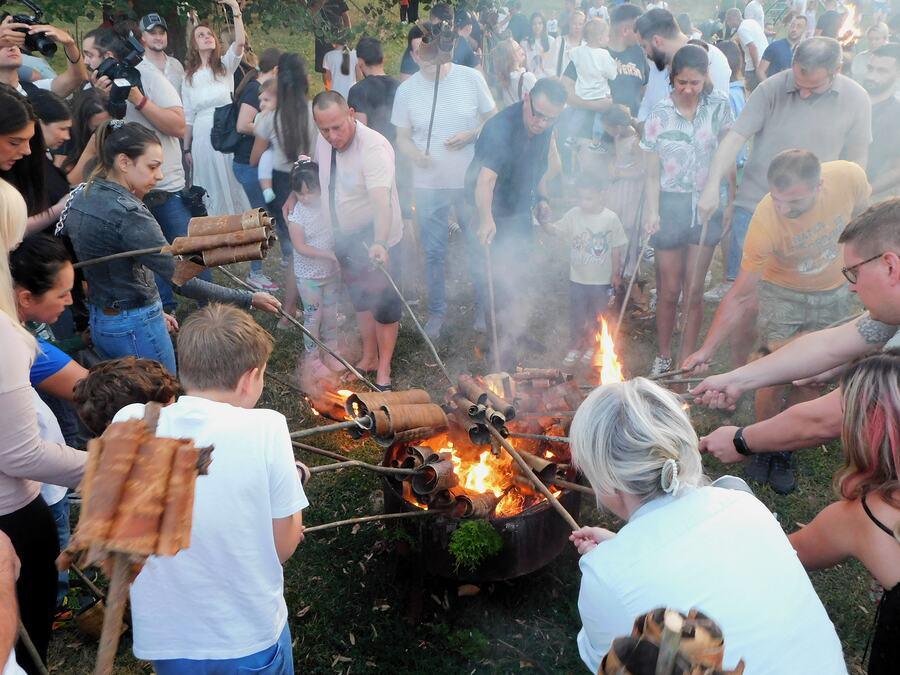 “bebi”-lile-za-najmlade,-velike-za-tradiciju!-loznica-se-sprema-za-petrovdansko-vece,-evo-sta-simbolizuje-obicaj-star-vekovima-(foto) “bebi”-lile-za-najmlade,-velike-za-tradiciju!-loznica-se-sprema-za-petrovdansko-vece,-evo-sta-simbolizuje-obicaj-star-vekovima-(foto)
