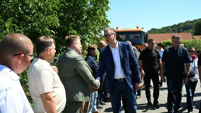 “ovo-znaci-zivot-za-ovo-selo-i-ljude”-vucic-obilazi-zavrsne-radove-na-deonici-kod-leskovca:-“ulagacemo-vise-u-juzni-deo-srbije”