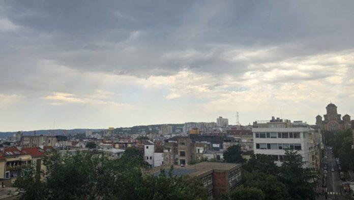 oblaci-doneli-mrak-u-podne:-pljusti-u-centru-beograda-(foto/video)