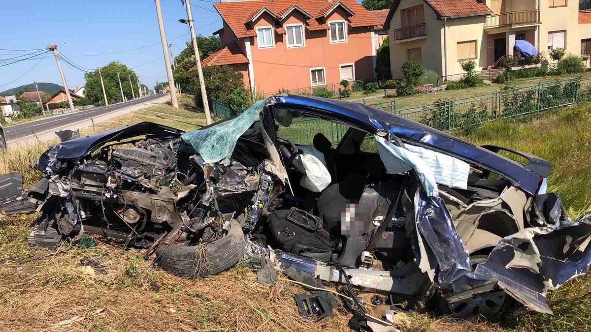(foto,-video)-auto-je-potpuno-smrskan,-delovi-svuda-po-putu!-jezivi-prizor-oslikava-silinu-udarca:-u-nesreci-kod-trstenika-poginula-majka,-dvoje-dece-povredeno (foto,-video)-auto-je-potpuno-smrskan,-delovi-svuda-po-putu!-jezivi-prizor-oslikava-silinu-udarca:-u-nesreci-kod-trstenika-poginula-majka,-dvoje-dece-povredeno