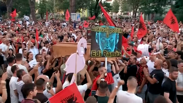 Протести-у-Тирани-не-јењавају-–-торта-од-бетона-за-Раму,-за-премијера-демострације-одраз-демократије