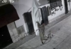 SNIMAK KRAĐE SUNCOBRANA IZ VINOTEKE Lopov bez blama ordinira sa fantomkom na glavi (VIDEO) snimak-krade-suncobrana-iz-vinoteke-lopov-bez-blama-ordinira-sa-fantomkom-na-glavi-(video)