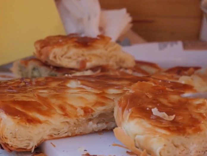 burek-sa-cvarcima-najtrazeniji!-danas-je-kraj-niske-buregdzijade,-navala-na-burek-s-jagodama,-krem-plazmom-i-zdenkom!-u-redu-se-ceka-i-po-pola-sata-(foto/video)