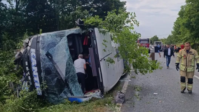 pet-osoba-povredeno!-teska-nesreca-u-selu-kamicani:-sudarili-se-automobil-i-autobus,-delovi-vozila-rasuti-po-putu-(foto)