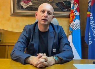 “HOĆE DA ASIMILUJU SRBE!” Knežević žestoko udario na vlast: Srpski jezik ne čeka referendum “hoce-da-asimiluju-srbe!”-knezevic-zestoko-udario-na-vlast:-srpski-jezik-ne-ceka-referendum