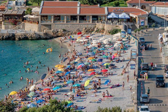 jeziva-zamka-na-plazama-u-crnoj-gori:-turisti-prave-ove-dve-greske!-sekund-nepaznje-i-ostaju-bez-svega,-evo-o-cemu-se-zapravo-radi