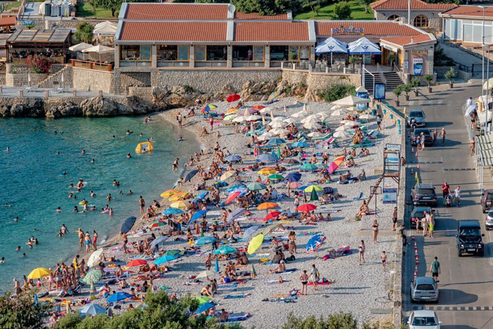 jeziva-zamka-na-plazama-u-crnoj-gori:-turisti-prave-ove-dve-greske!-sekund-nepaznje-i-ostaju-bez-svega,-evo-o-cemu-se-zapravo-radi jeziva-zamka-na-plazama-u-crnoj-gori:-turisti-prave-ove-dve-greske!-sekund-nepaznje-i-ostaju-bez-svega,-evo-o-cemu-se-zapravo-radi