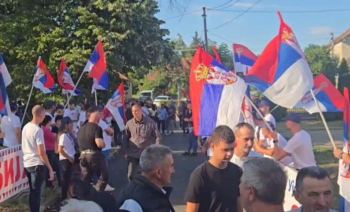 narod-ceka-vucica-predsednik-u-poseti-jadranskoj-lesnici,-gradani-ga-docekuju-trobojkama-(video/foto)