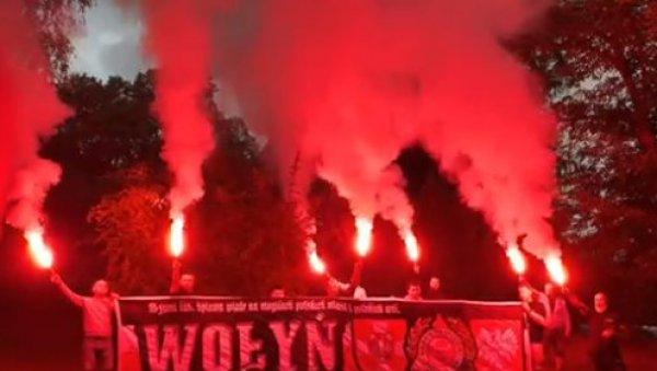 “zelenski-je-osamario-celu-poljsku-naciju,-zato-u-mars”-na-granici-sa-ukrajinom-reke-ljudi-preplavile-ulice-u-secanje-na-volinjski-masakr-video “zelenski-je-osamario-celu-poljsku-naciju,-zato-u-mars”-na-granici-sa-ukrajinom-reke-ljudi-preplavile-ulice-u-secanje-na-volinjski-masakr-video