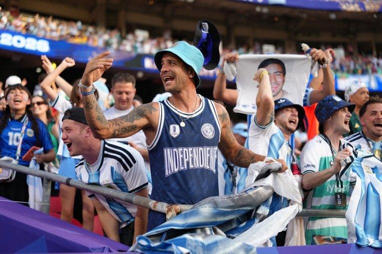 engleska-u-soku!-cela-argentina-peva-ovo-pred-polufinale-mundijala-i-ne-pada-joj-na-pamet-da-prestane!-(video) engleska-u-soku!-cela-argentina-peva-ovo-pred-polufinale-mundijala-i-ne-pada-joj-na-pamet-da-prestane!-(video)