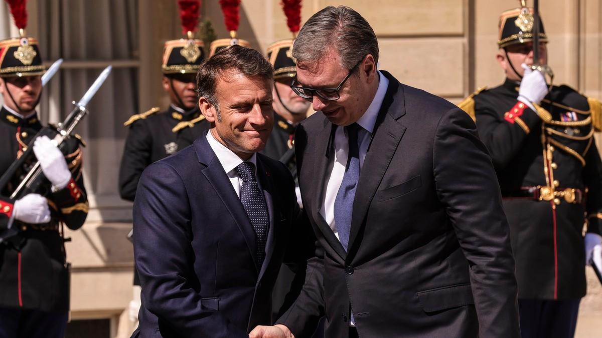 makron-prireduje-veceru-vucic-stigao-u-pariz-gde-ce-prisustvovati-vojnoj-paradi-povodom-dana-pada-bastilje makron-prireduje-veceru-vucic-stigao-u-pariz-gde-ce-prisustvovati-vojnoj-paradi-povodom-dana-pada-bastilje