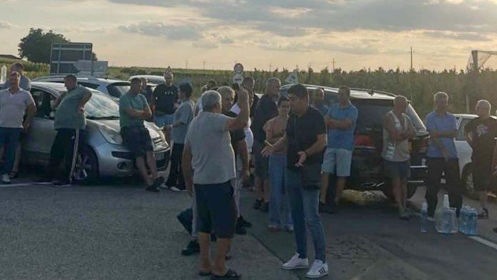 (video)-hrvatska-policija-ne-da-srbima-da-predu-granicu-haos-na-prelazu-nestin-vizic:-gradani-besni,-ne-mogu-na-posao,-formirane-kilometarske-kolone-vozila