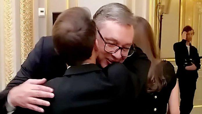 ovako-je-makron-docekao-vucica-srdacan-pozdrav-dvojice-lidera-u-jelisejskoj-palati:-“vazno-je-da-uvek-budemo-tamo-gde-se-razgovara-o-buducnosti-evrope-i-sveta”-(foto)
