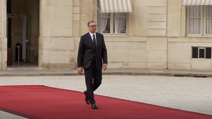 vucic-stigao-u-jelisejsku-palatu-predsednik-srbije-prisustvuje-svecanoj-veceri-sa-brojnim-svetskim-liderima,-docekao-ga-makron-(video)