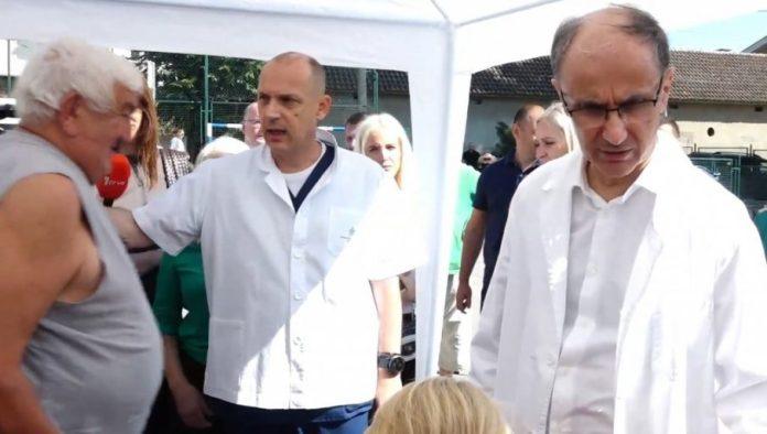 macut-i-loncar-pregledali-pacijente:-premijer-i-ministar-obisli-mobilnu-ambulantu-u-velikom-selu-u-beogradu-(video)