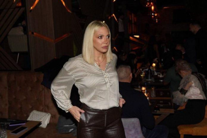 milica-todorovic-se-popela-na-sto:-zapevala-bitnom-muskarcu,-snimak-se-brzo-prosirio!-(video)