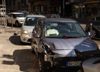 DRAMATIČNE SLIKE SA MESTA NESREĆE KOD BRANKOVOG MOSTA Automobil probio ogradu, skupoceni “mercedes” razlupan (FOTO) dramaticne-slike-sa-mesta-nesrece-kod-brankovog-mosta-automobil-probio-ogradu,-skupoceni-“mercedes”-razlupan-(foto)