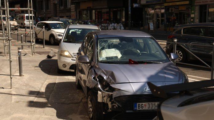 dramaticne-slike-sa-mesta-nesrece-kod-brankovog-mosta-automobil-probio-ogradu,-skupoceni-“mercedes”-razlupan-(foto)