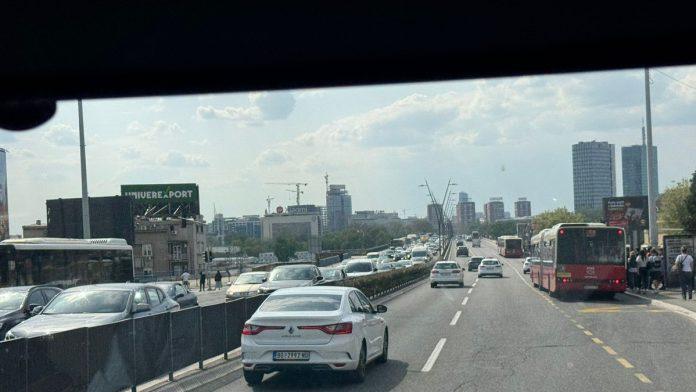nesreca-kod-brankovog-mosta-automobil-probio-ogradu,-na-licu-mesta-hitna-pomoc-i-policija-(video)
