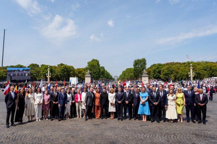 makron-objavio-fotografiju-koja-sve-govori-vucic-rame-uz-rame-sa-svetskim-liderima-na-istorijskom-dogadaju,-dokaz-da-je-bio-pozvan-na-vojnu-paradu-(foto)