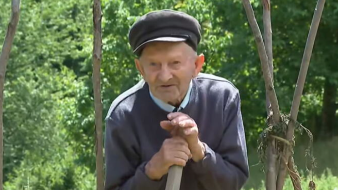 “sedenje-me-zamara”-deka-milos-u-stotoj-godini-kopa-i-radi-na-njivi:-ovo-je-njegova-tajna-za-dugovecnost-(video)