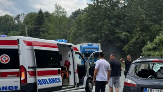automobil-sa-srpskim-tablicama-potpuno-unisten!-stravicna-nesreca-kod-kolasina:-dve-osobe-prevezene-u-bolnicu-(foto)