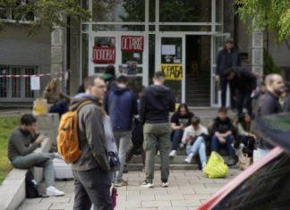 OPET VREĐANjE STARIJIH SUGRAĐANA I PENZIONERA: Blokaderska politika mržnje, posebno prema ženama i penzionerima (FOTO) opet-vredanje-starijih-sugradana-i-penzionera:-blokaderska-politika-mrznje,-posebno-prema-zenama-i-penzionerima-(foto)