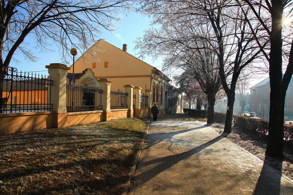grad-save-sumanovica-cuva-svoj-neponovljivi-sarm:-sid-izmedu-starih-sremskih-dvorista,-umetnosti-i-nove-arhitekture-koja-ne-rusi-njegov-identitet grad-save-sumanovica-cuva-svoj-neponovljivi-sarm:-sid-izmedu-starih-sremskih-dvorista,-umetnosti-i-nove-arhitekture-koja-ne-rusi-njegov-identitet