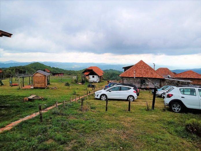 zaboravite-zlatibor-i-taru,-na-samo-15-km-od-uzica-lezi-raj-na-zemlji!-ovde-nocenje-sa-doruckom-kosta-samo-32-evra,-a-izvoru-u-sumi-pripisuju-cuda!-(foto)