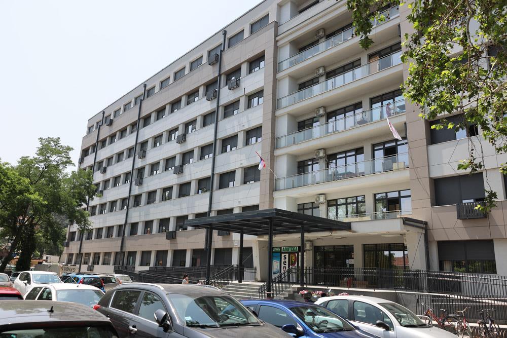sok-u-leskovcu!-15-ljudi-zavrsilo-u-bolnici-sa-4-ista-simptoma:-rec-je-o-mladim-ljudima,-medu-njima-i-petoro-dece-–-evo-na-sta-se-sumnja sok-u-leskovcu!-15-ljudi-zavrsilo-u-bolnici-sa-4-ista-simptoma:-rec-je-o-mladim-ljudima,-medu-njima-i-petoro-dece-–-evo-na-sta-se-sumnja